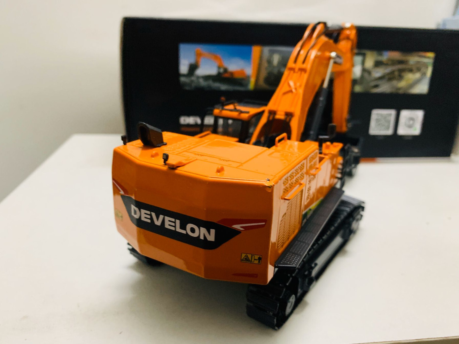 Develon DX680HD Crawler Excavator Metal Machines 1:50 Scale Die-Cast Model New