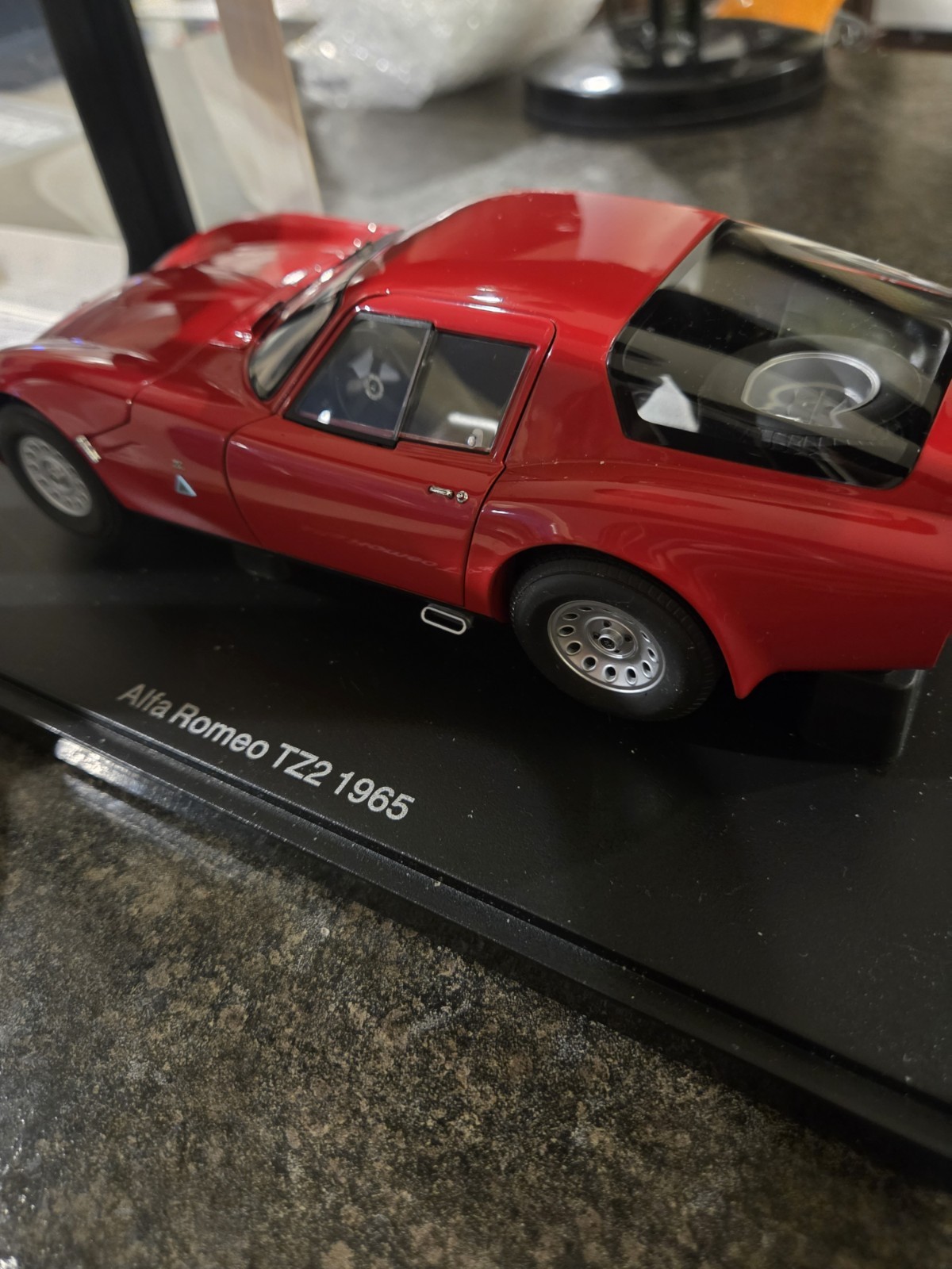 AUTOart Millennium 1:18 Alfa Romeo Giulia TZ2 1965 Red w/ Case