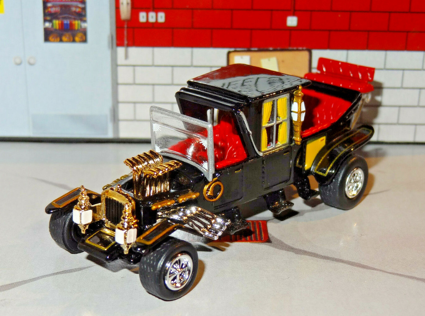 GEORGE BARRIS 1964 THE MUNSTER’S KOACH 1/64 DIECAST DIORAMA REPLICA MODEL W5