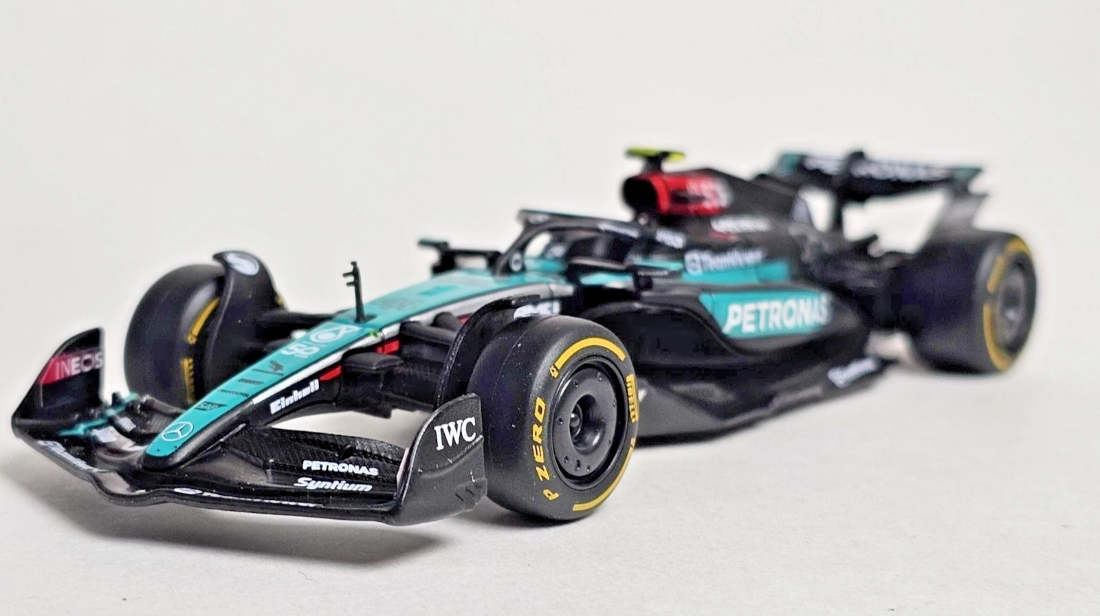 1:43 1/43 Mercedes AMG Hamilton #44 W15 2024 Singapore Petronas F1 Car Display