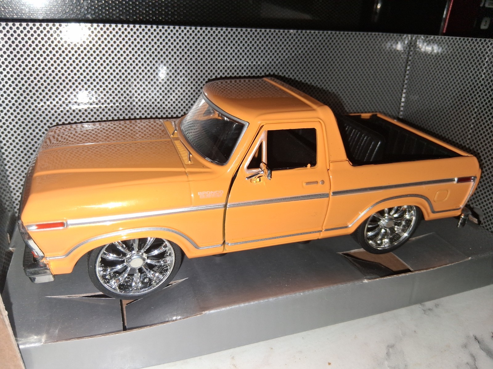 ( Custom Built) 1.24scale Diecast Custom 78 Ford BRONCO SLAMMED( Read Ad Plz)