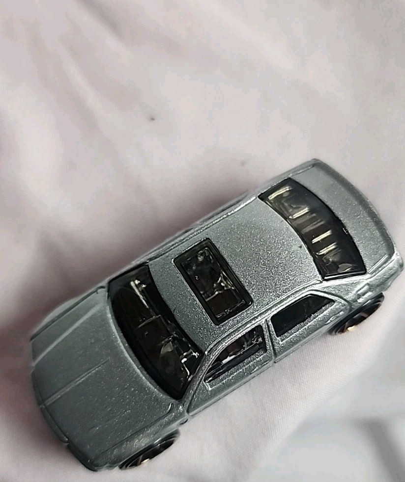 DCC 2005 Chrysler 300c Hemi In Silver Vintage Diecast Car 1:64