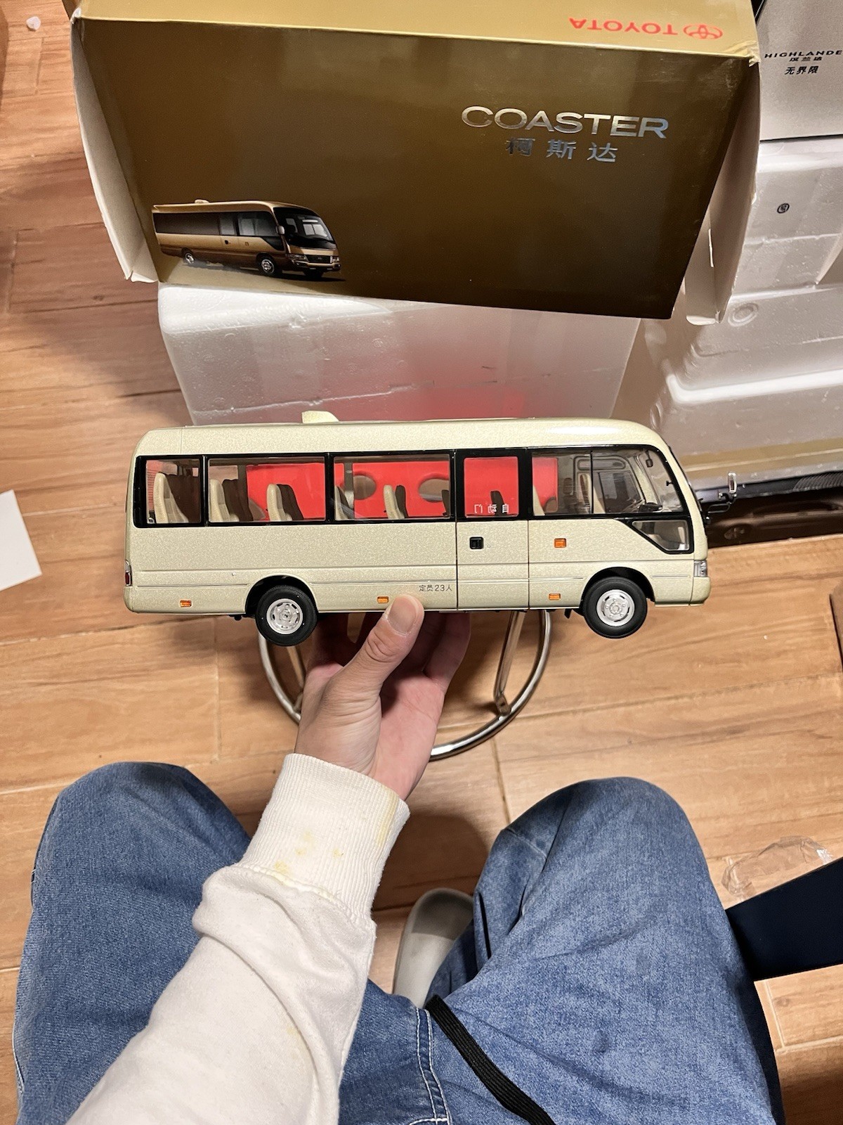 1:24 Scale Toyota Coaster Liesse Passenger Minibus Diecast Model Car