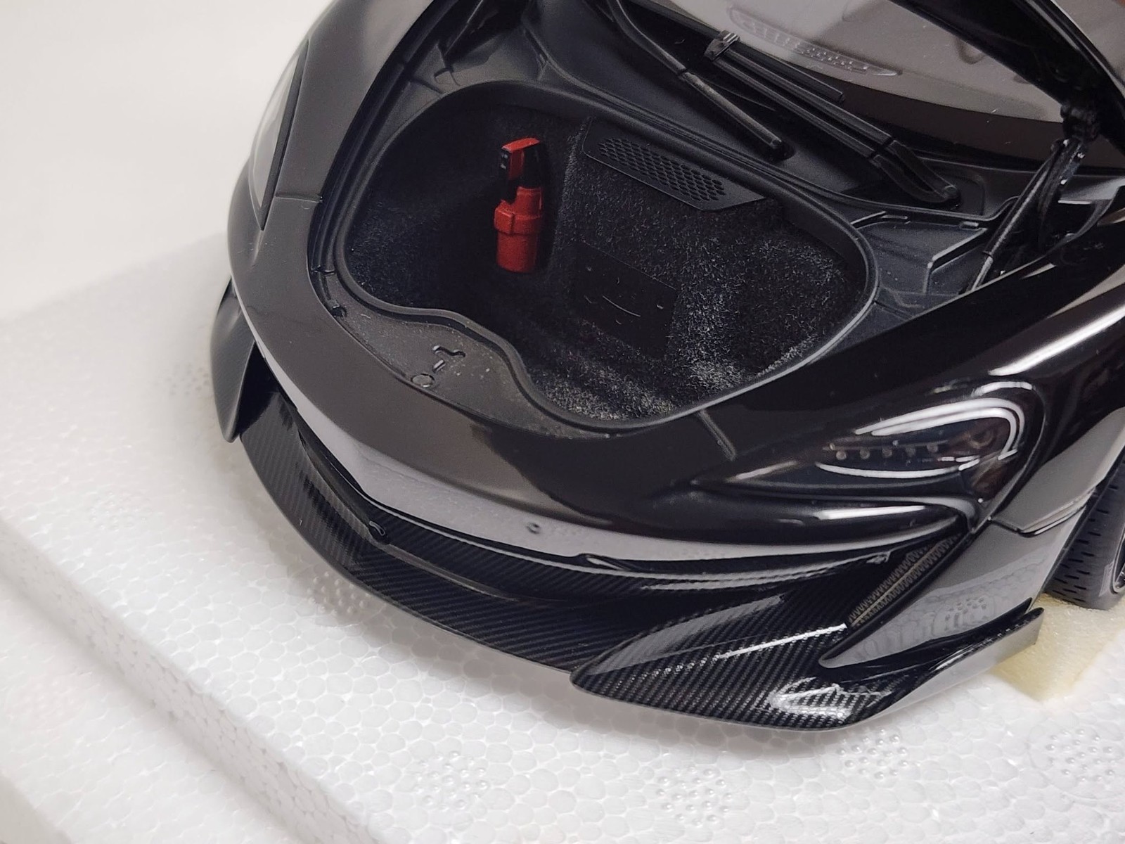 AUTOart – 1/18 die cast: McLaren 600LT, ONYX BLACK and orange inside.