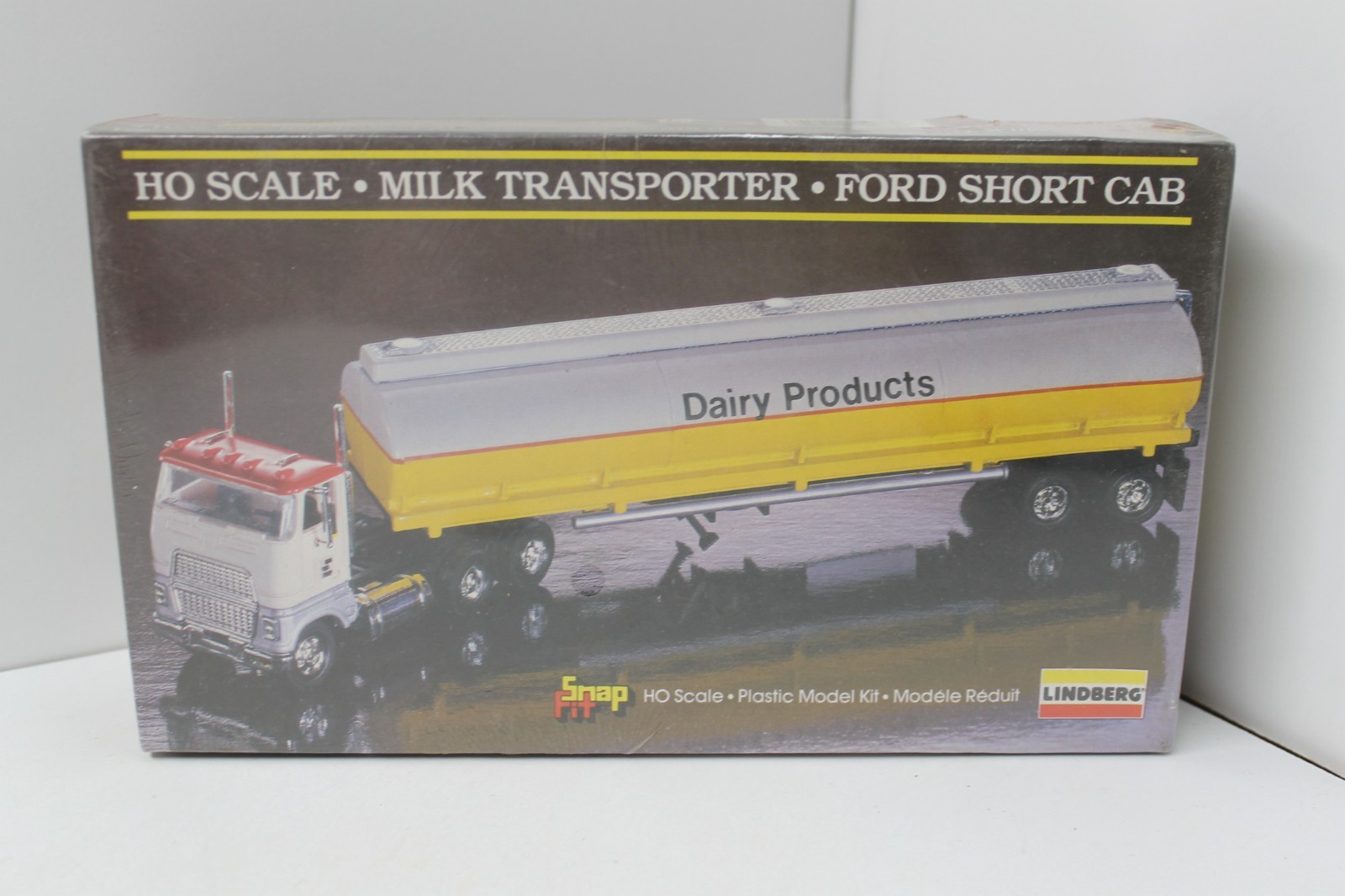 HO – Lindberg #1047 -Truck – Tractor Tank Trailer – NIB