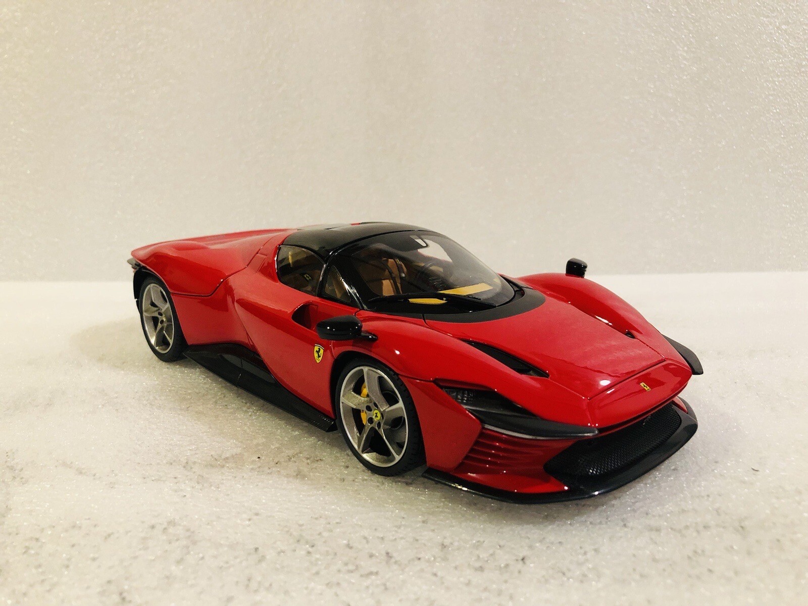 1/18 Bburago Ferrari Daytona SP3 Rosso Corsa Spider Closed Version Signature