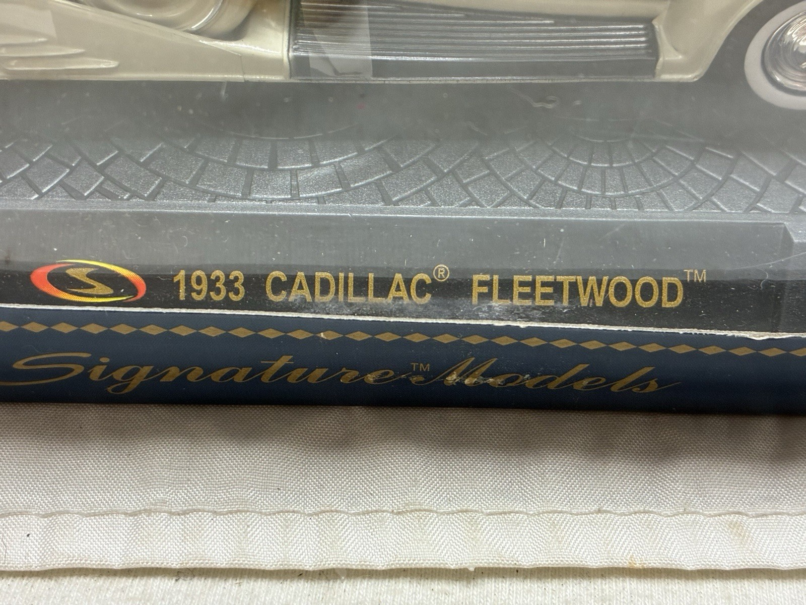 SIGNATURE MODELS 1933 Cadillac FLEETWOOD Die Cast NEW in Original BOX