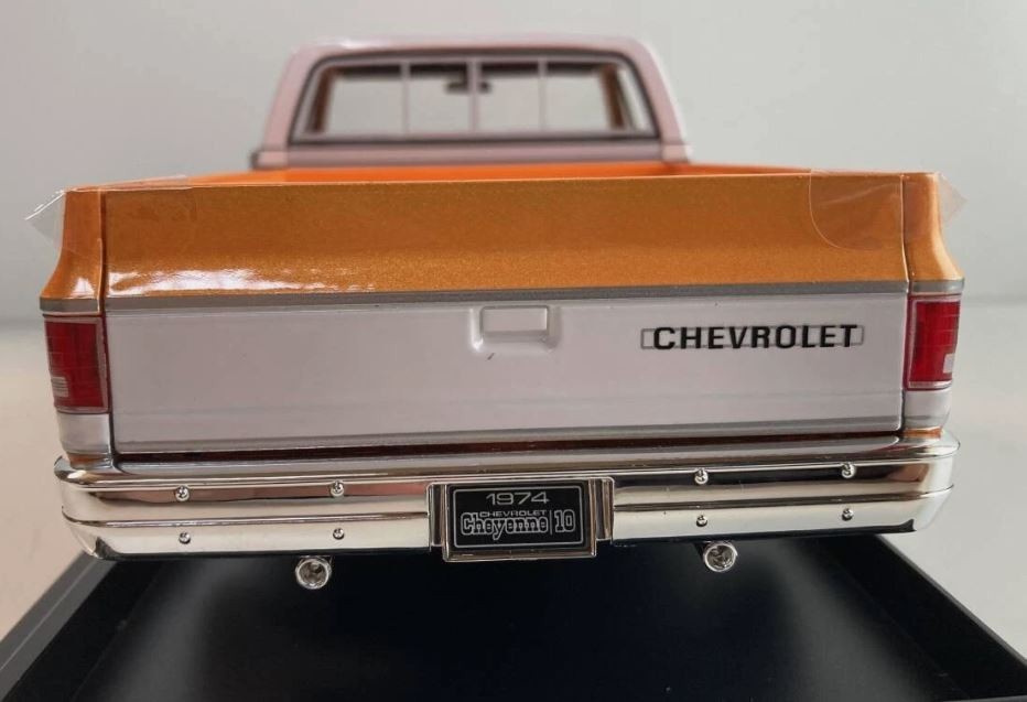 Maisto 1/18 Scale – 1974 Chevrolet C10 Cheyenne Super – Orange, White