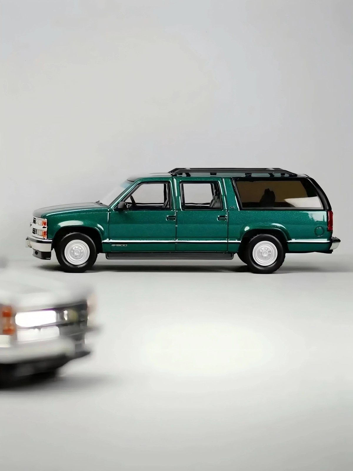 1:64 Bliss Suburban GMT400 Full-size SUV Sports Model Diecast TMCS Malaysia 2026