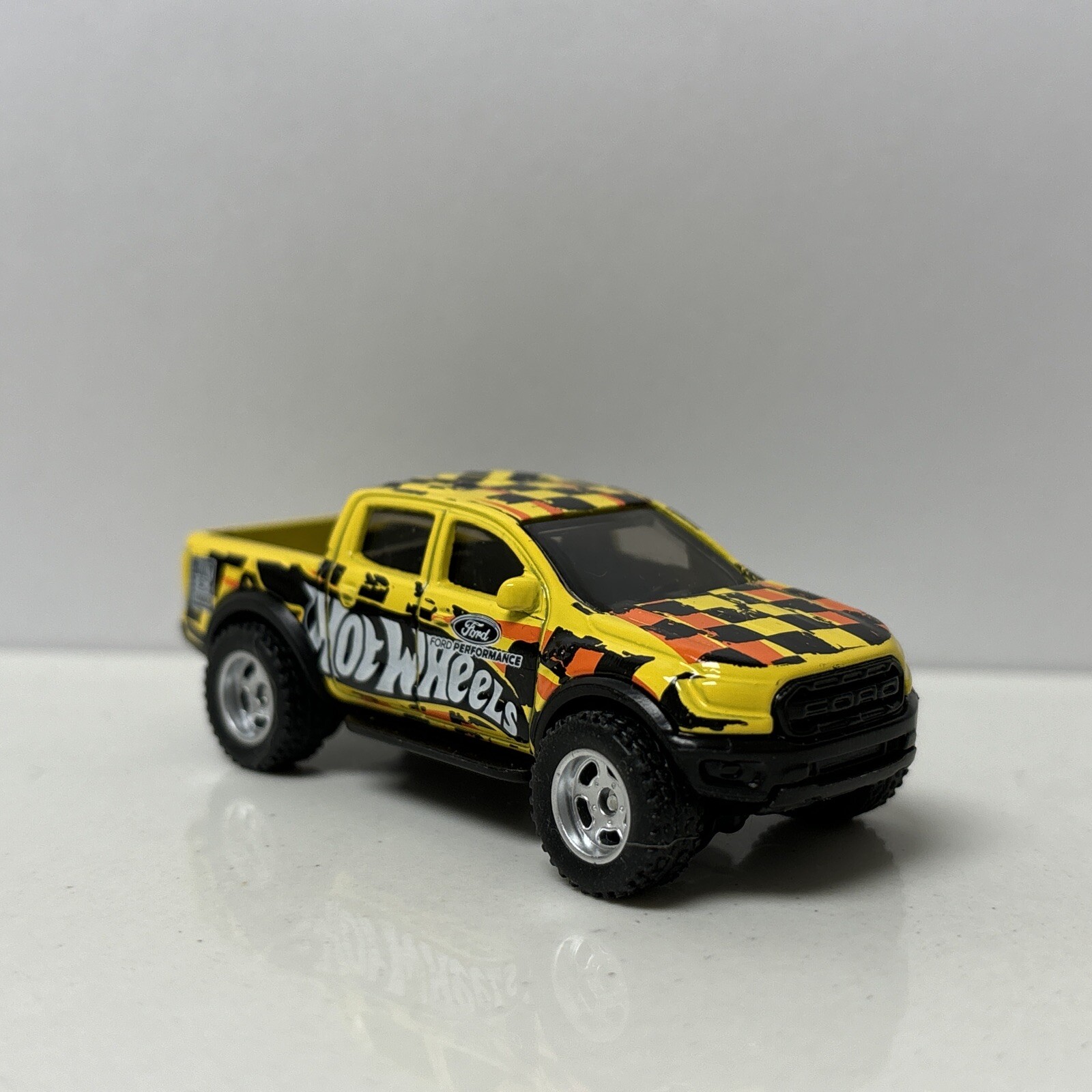 Hot Wheels CUSTOM W/REAL RIDERS Yellow ‘19 Ford Ranger Raptor