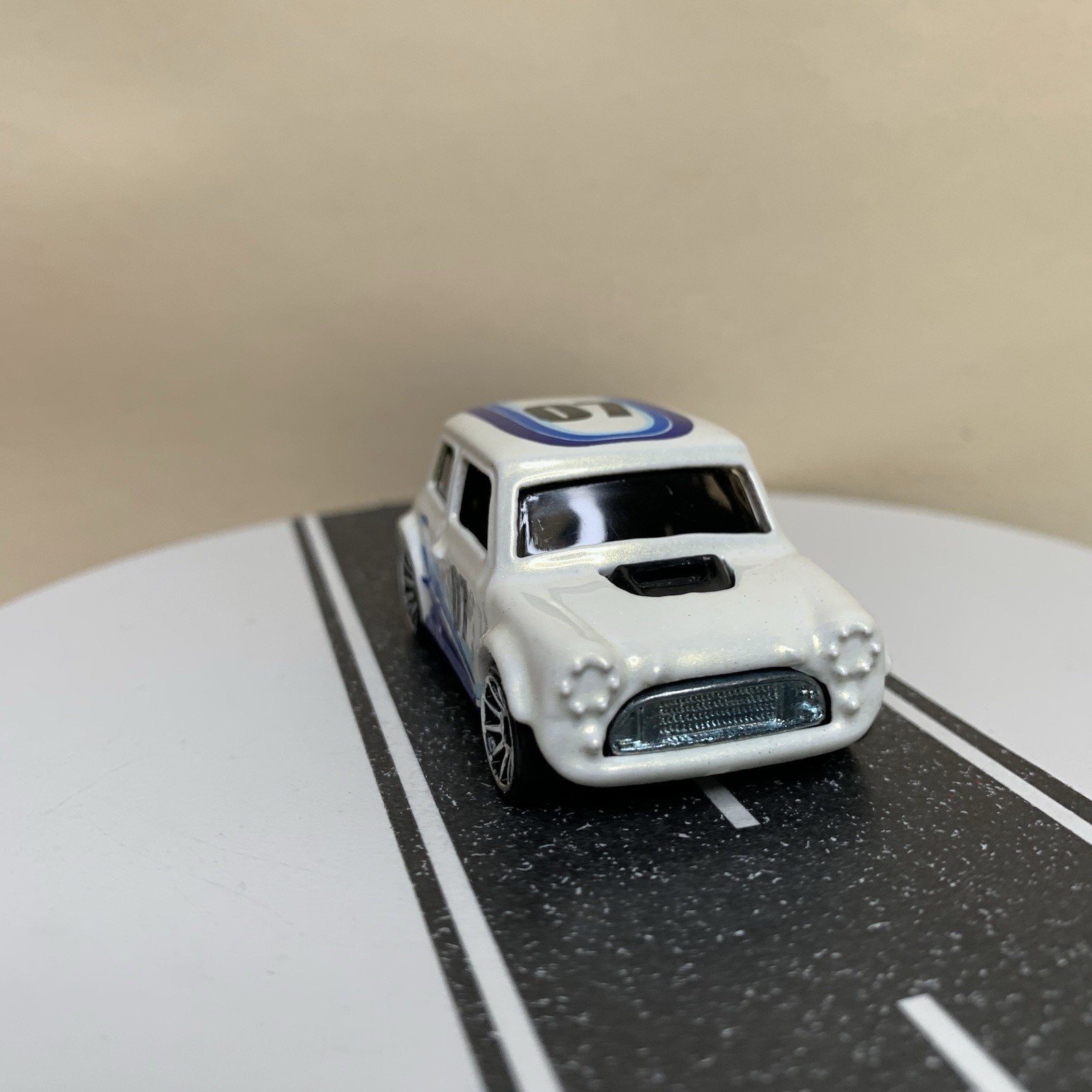 2007 Hot Wheels Pop Offs Series #1/4 #37 Morris Mini White w/Chrome 10 Sp Wheels
