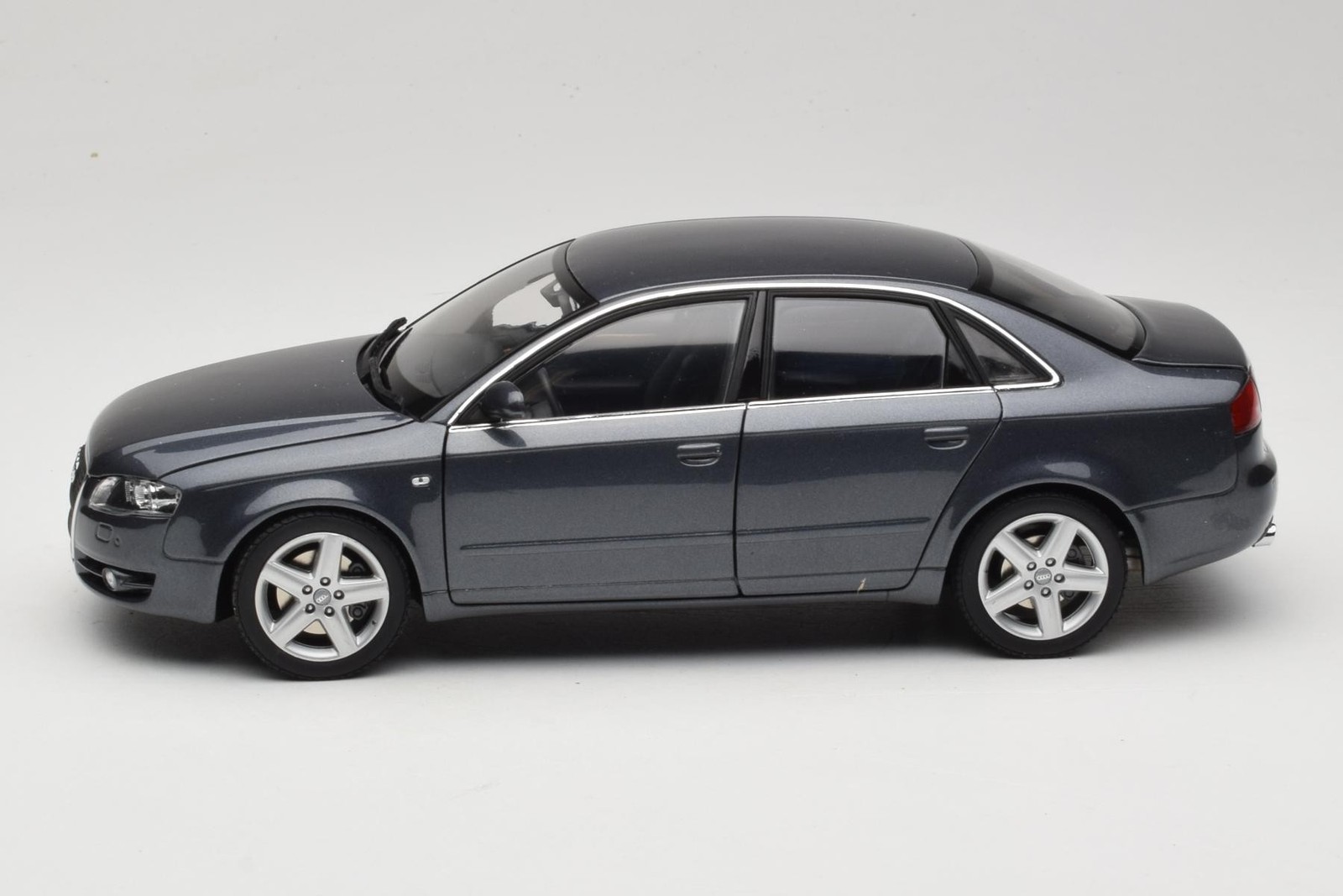 100014400 Audi A4 B7 Sedan Grey Metallic Minichamps 1:18