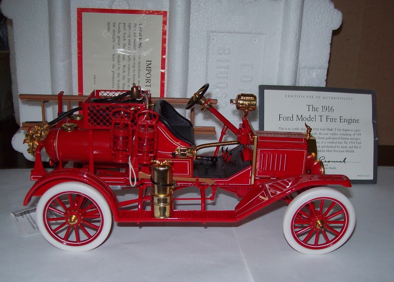 NIB 1:16 Franklin Mint 1916 Ford Model T Fire Engine & Wooden Display Base