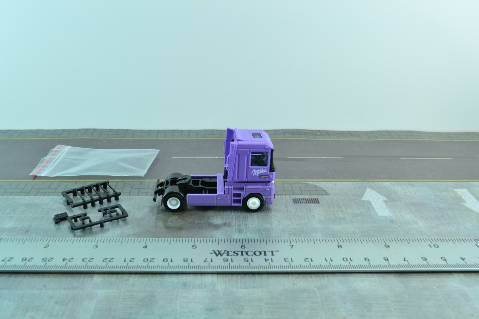 Herpa Renault MAGNUM Tractor Unit Truck Purple 1:87 HO Scale (HO5303)