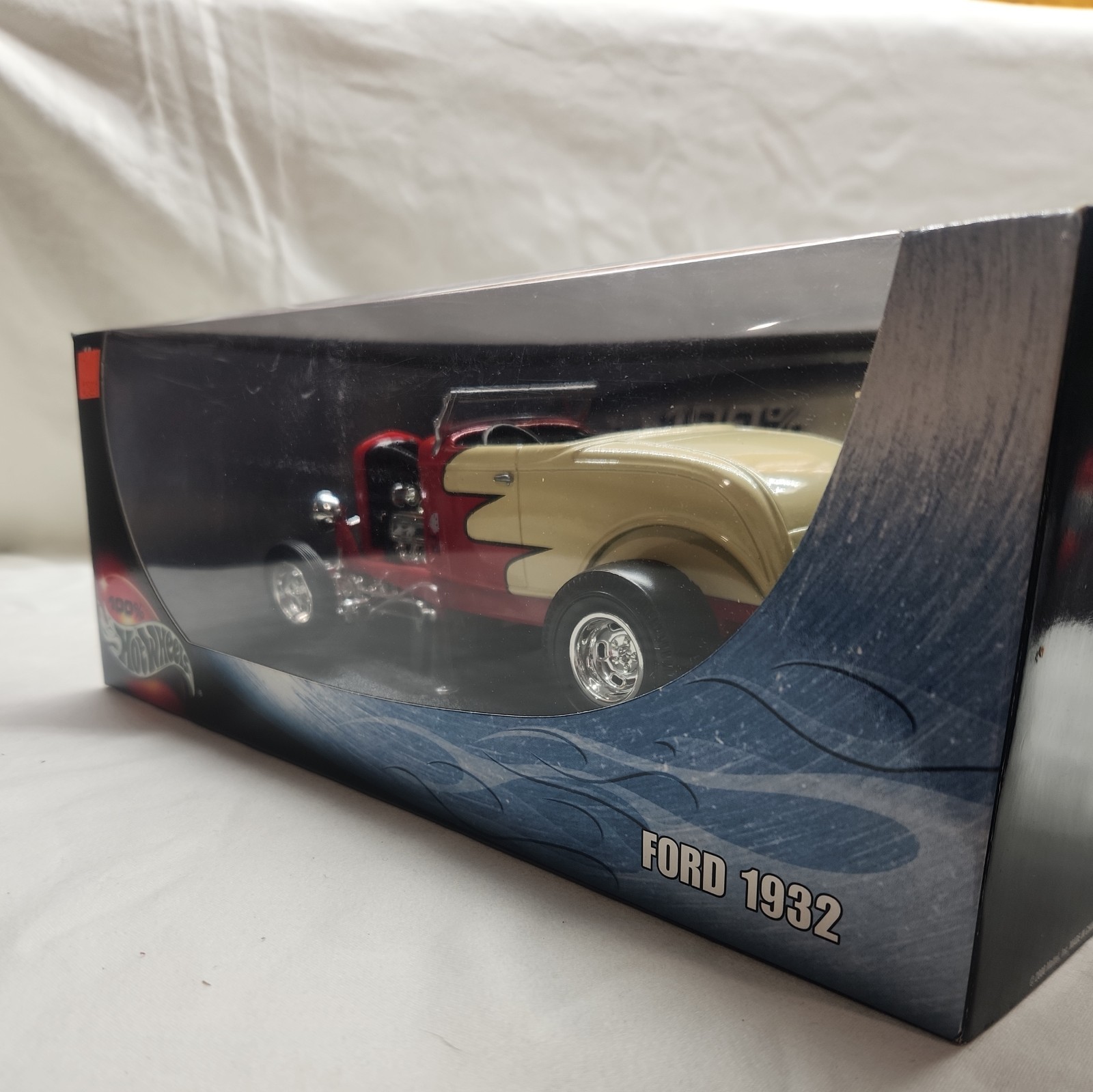 Hot Wheels 2000 1932 Ford Red & Cream with Removable Top 1:18 Scale Diecast Car