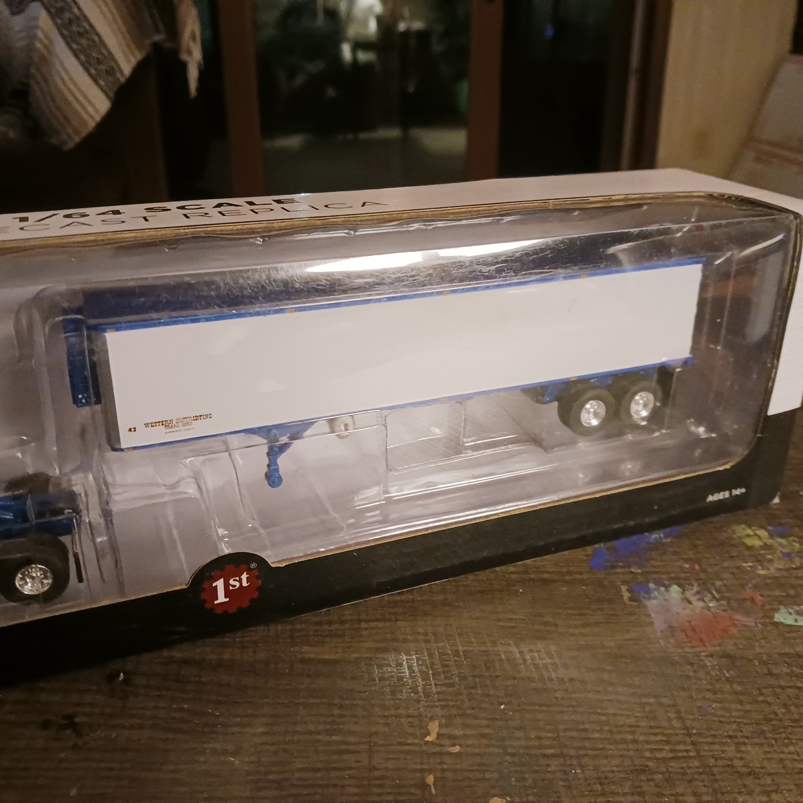 1/64 DCP Western Distributing Peterbilt 351 Sleeper Cab 40′ Reefer New 60-0439
