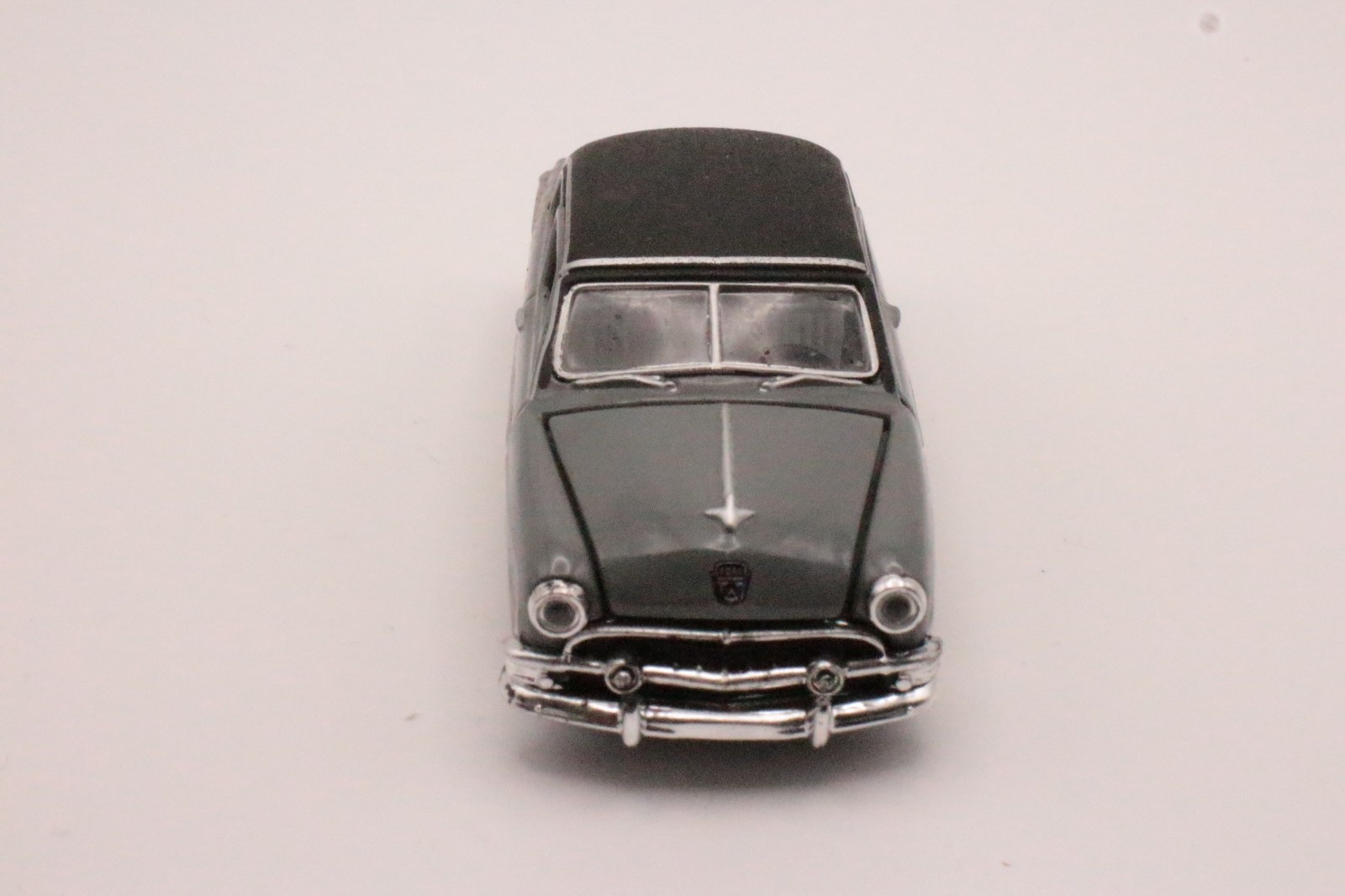 M2 Machines 1951 Ford Crestliner Sedan Bronze Green Vinyl Roof 1:64 Loose