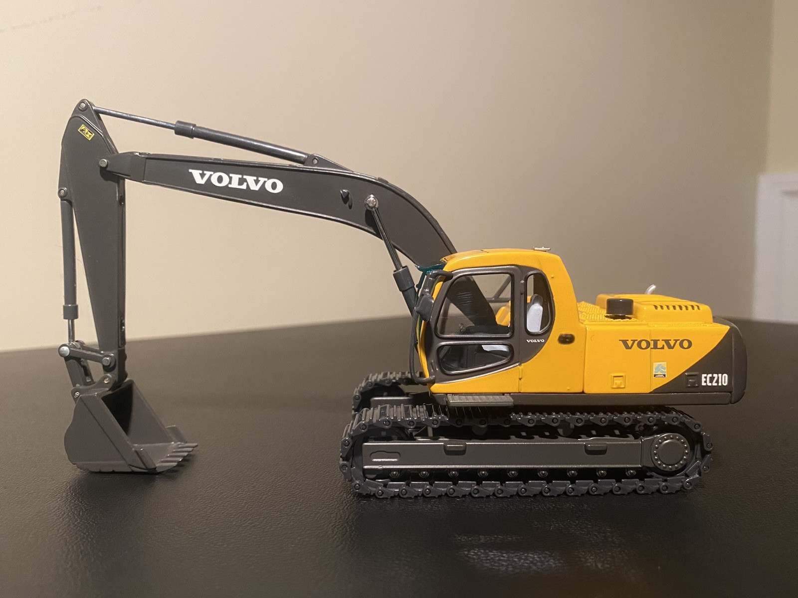 1/50 diecast Volvo exclusive EC210 v1.0 track excavator Motorart LINKED TRACKS!!