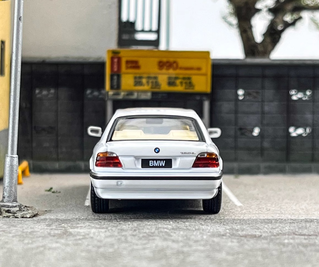 AR 1:64 White 750iL E38 Luxury Sedan Sports Model Diecast Metal Car