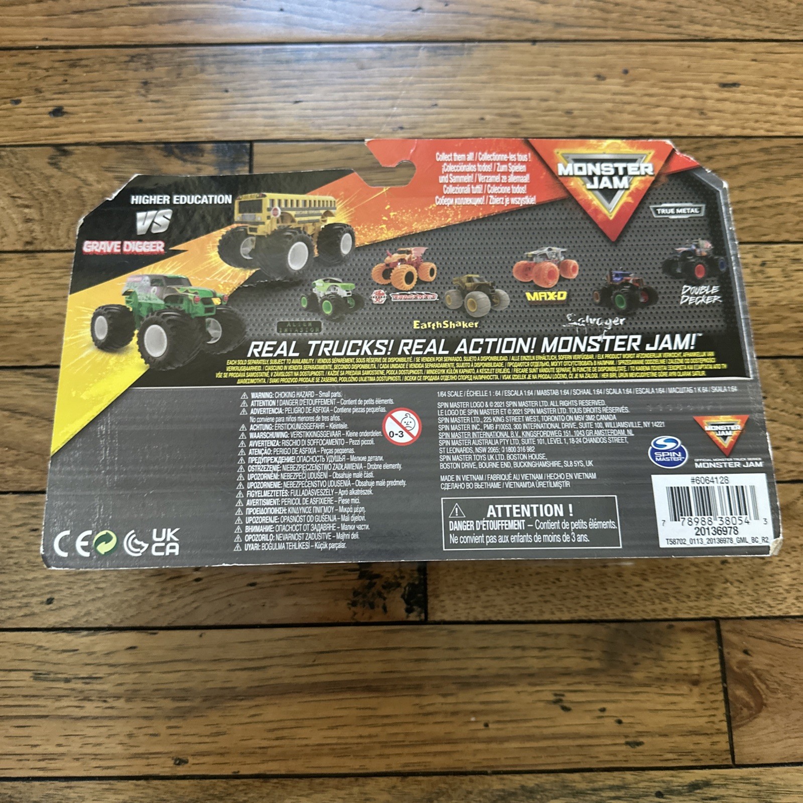 Monster Jam HIGHER EDUCATION VS GRAVE DIGGER Trucks Spin Master New