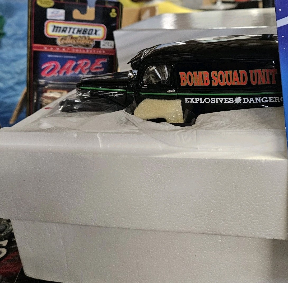DANBURY MINT DIECAST: 1940’s CHEVY BOMB SQUAD TRUCK, 1:24.
