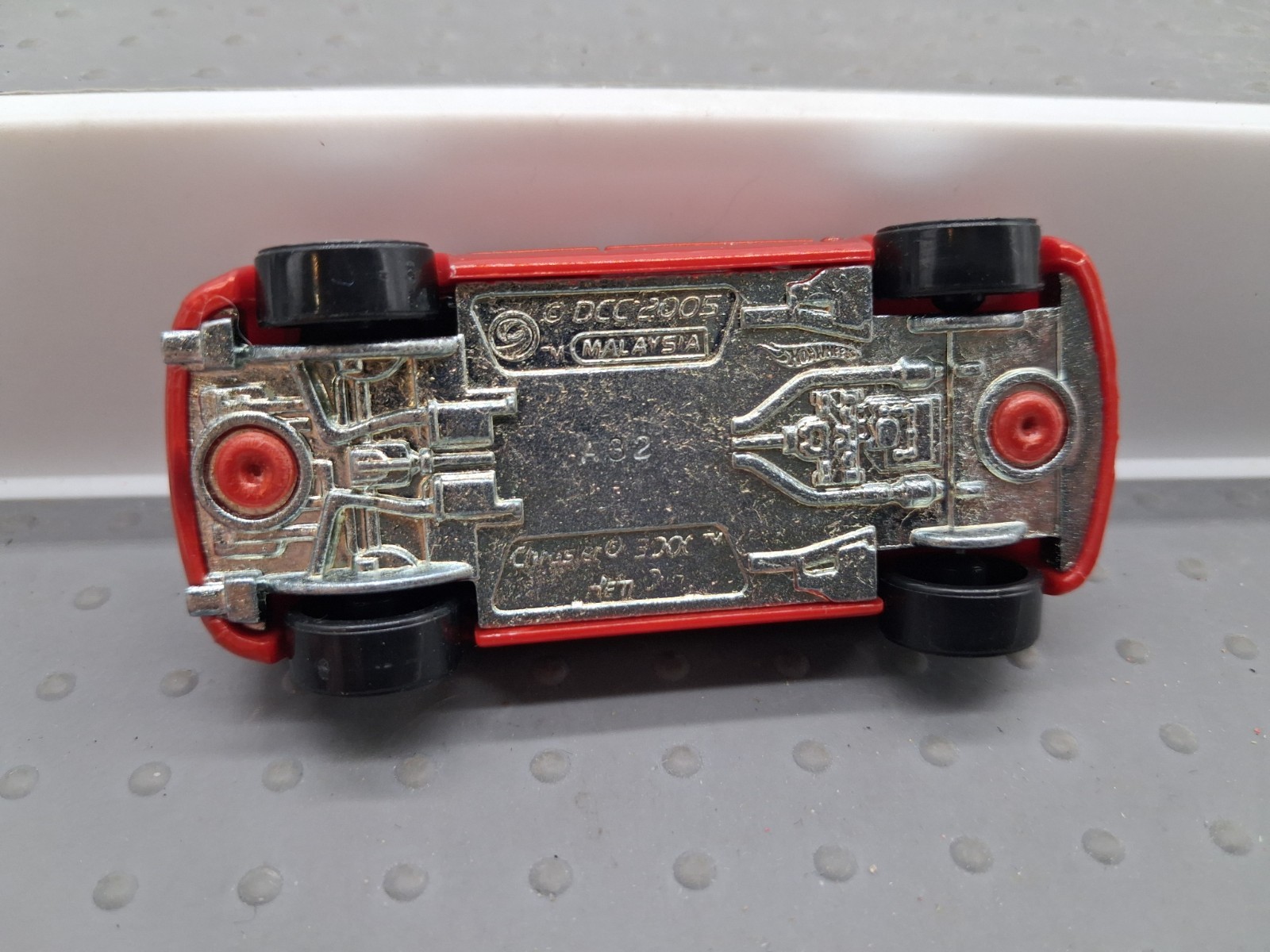 Hot Wheels 2009 Track Stars 2005 Chrysler 300C Hemi Red Die Cast