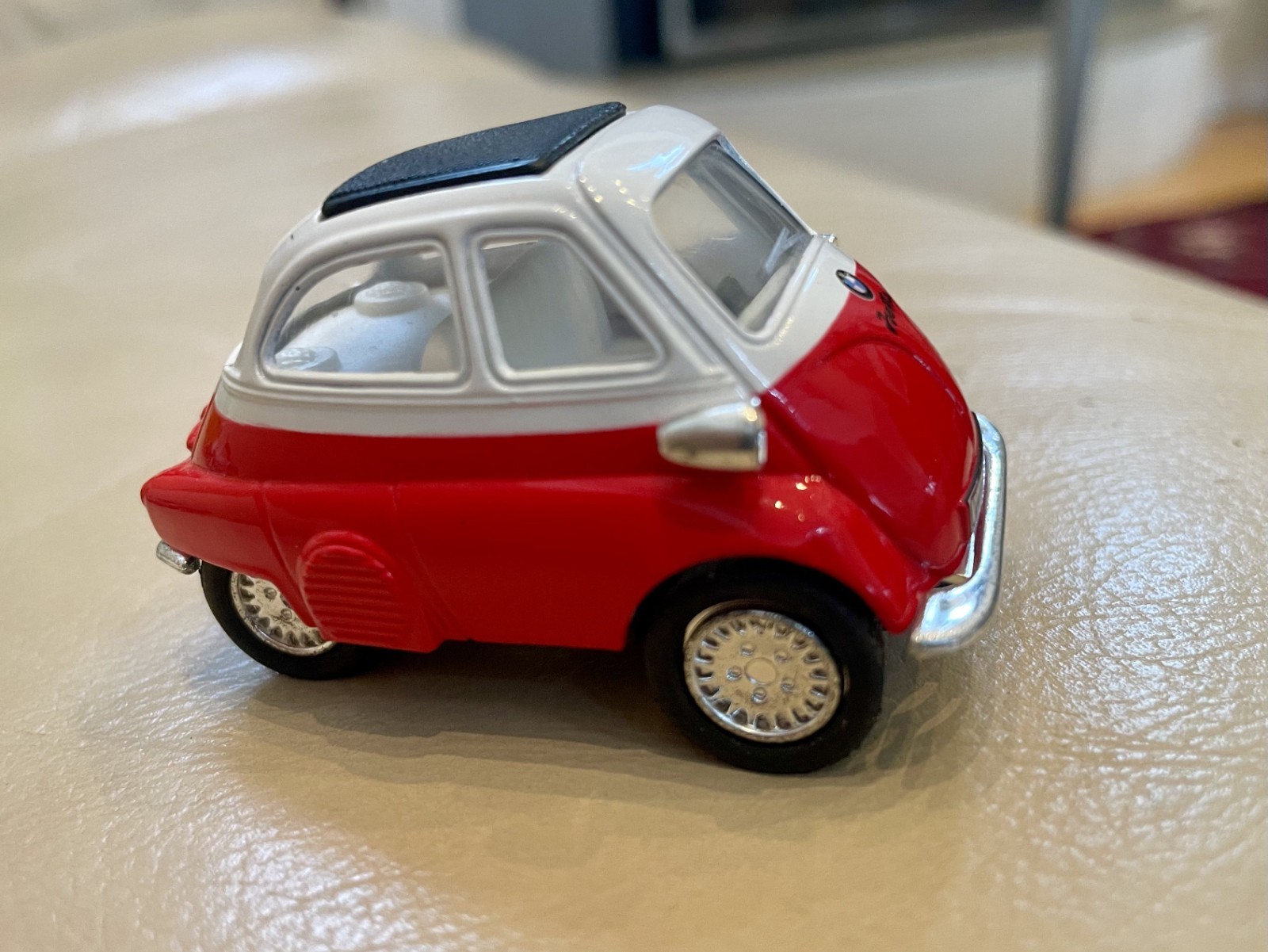 Kintoy Red & White Diecast BMW Isetta *BRAND NEW*