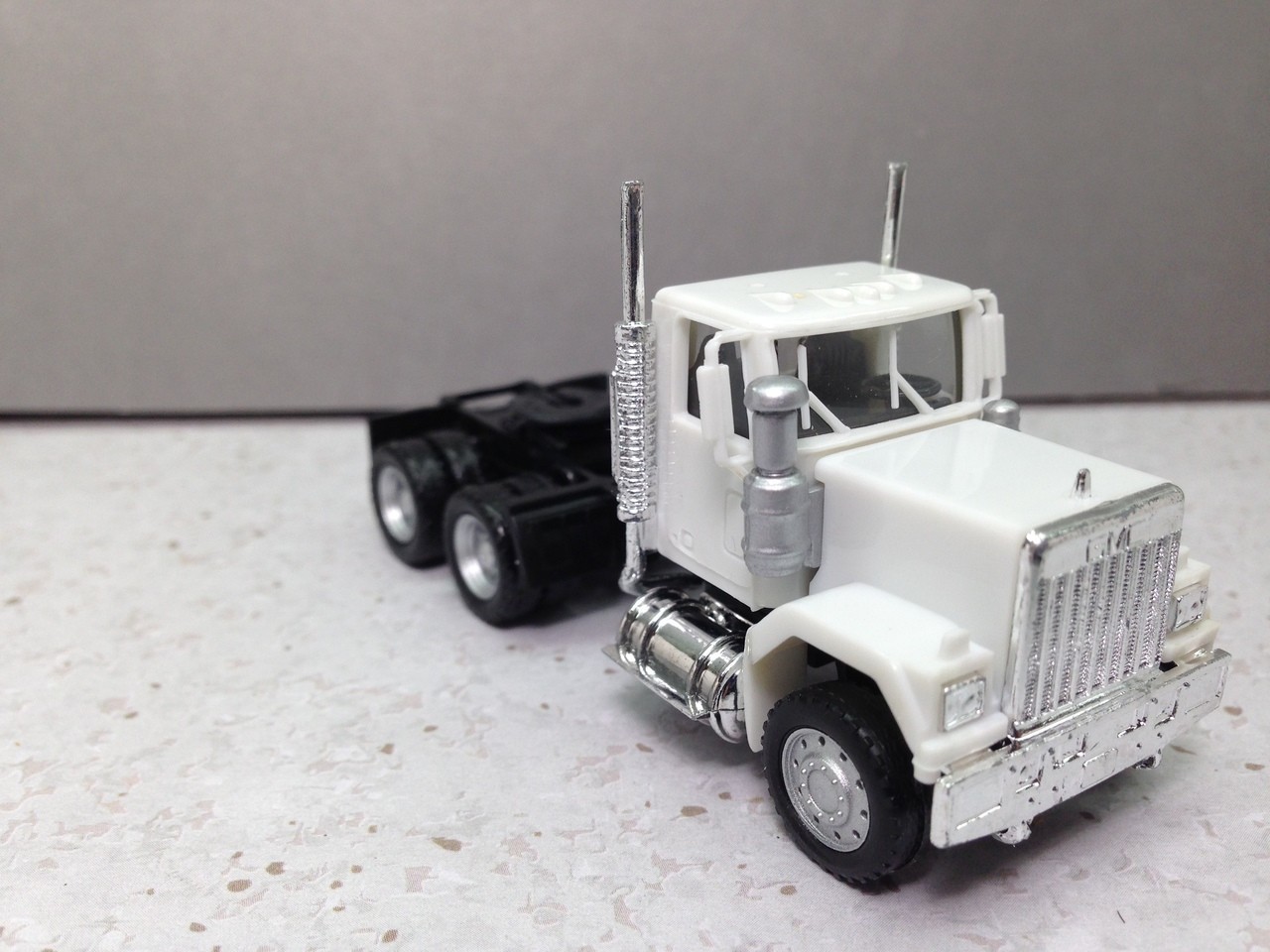 HO 1:87 Promotex # 15234 GMC Short Tandem axle Day Tractor – White