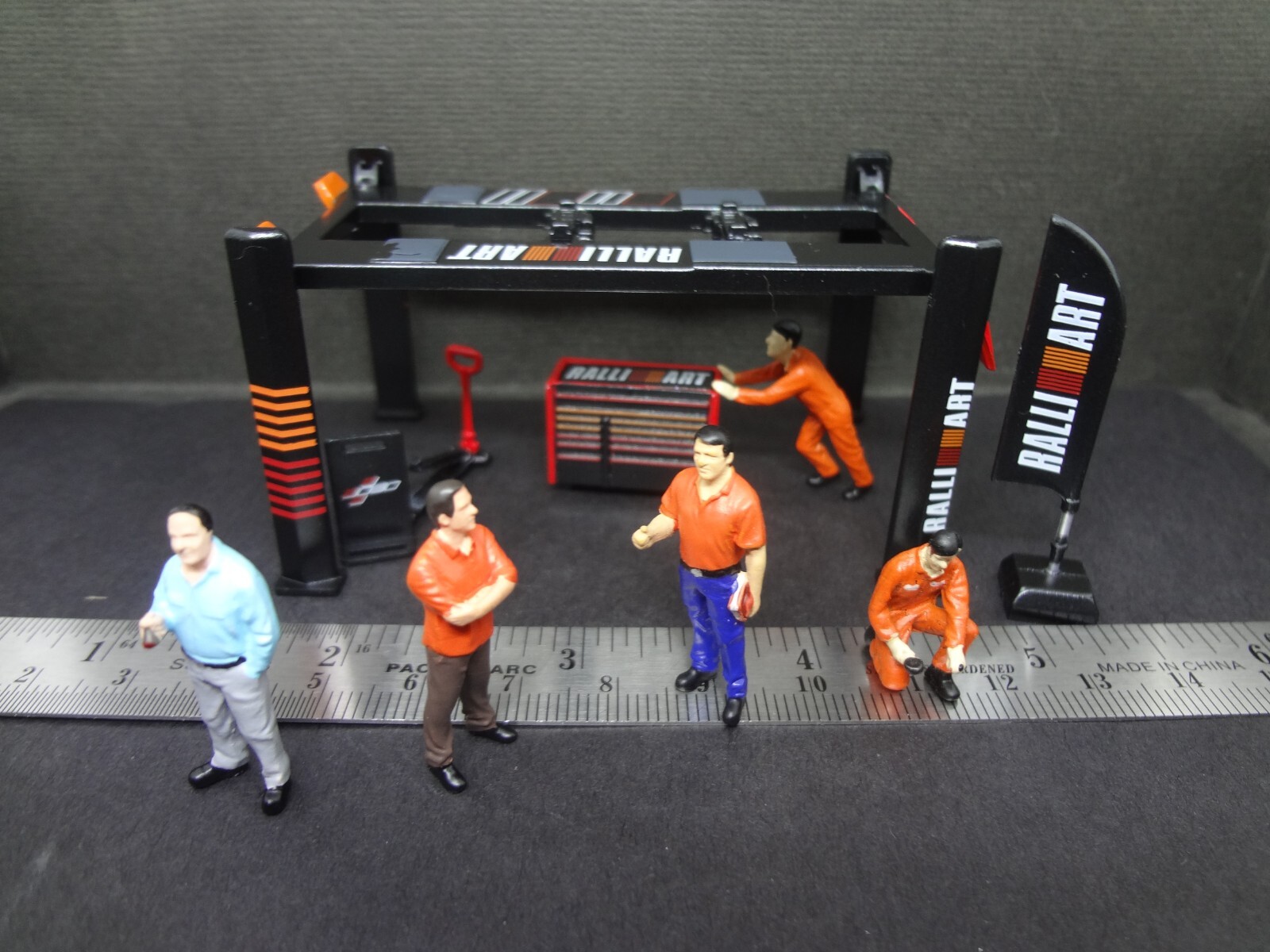 1:64 black/red/orange Garage tool set w/ mechanics & bossmen figures+ stickers