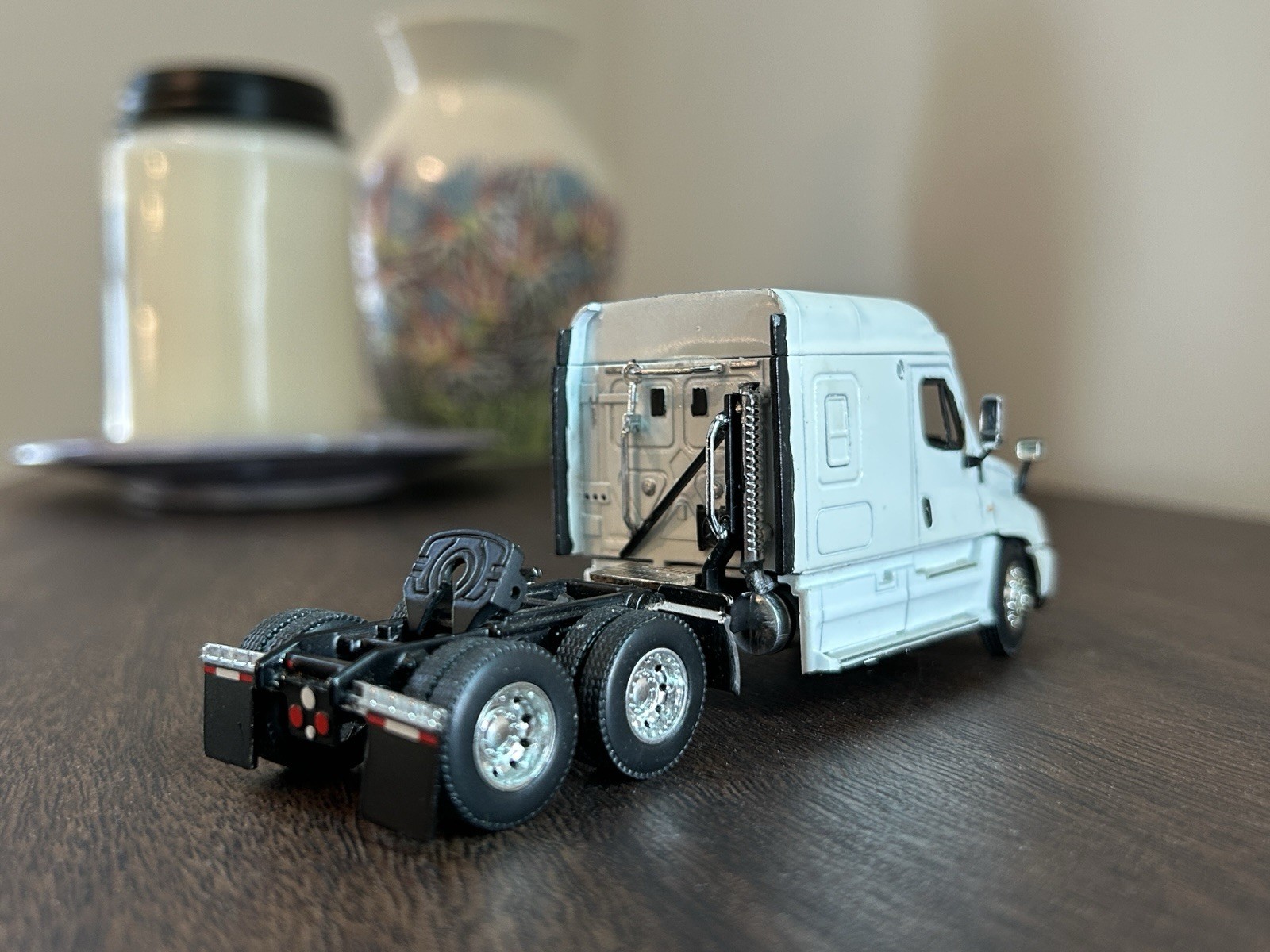 1/64 DCP Freightliner Cascadia Midroof Sleeper Custom