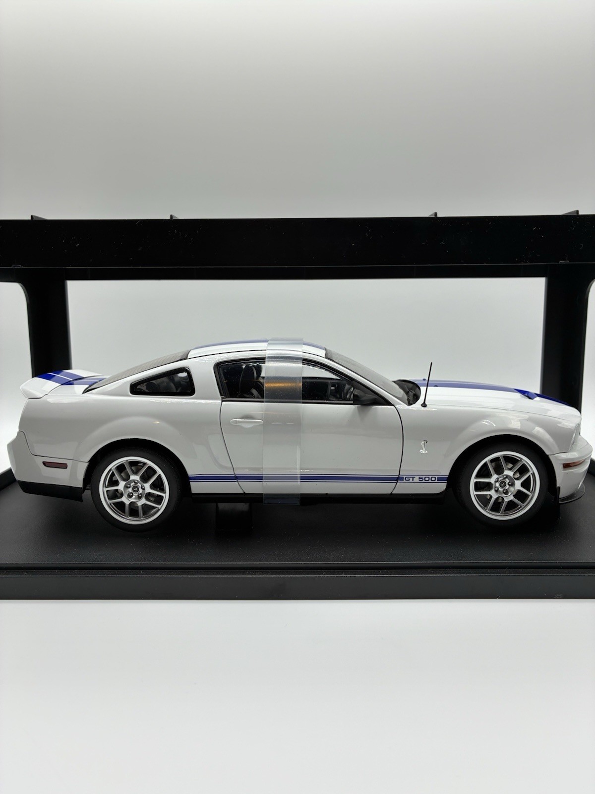 1/18 AUTOart 2005 Ford Mustang Shelby Cobra GT500 Concept White Blue Stripes