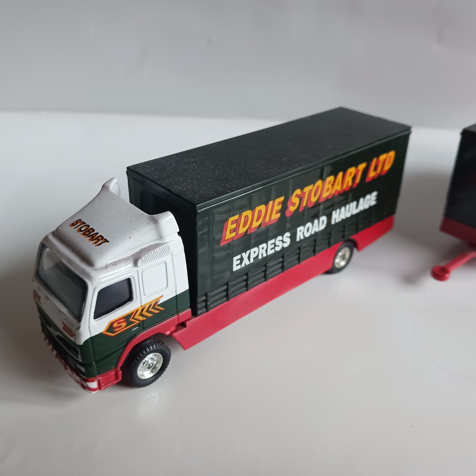 Corgi Diecast 59516 – Volvo Short Wheelbase Lorry & Trailer – Stobart