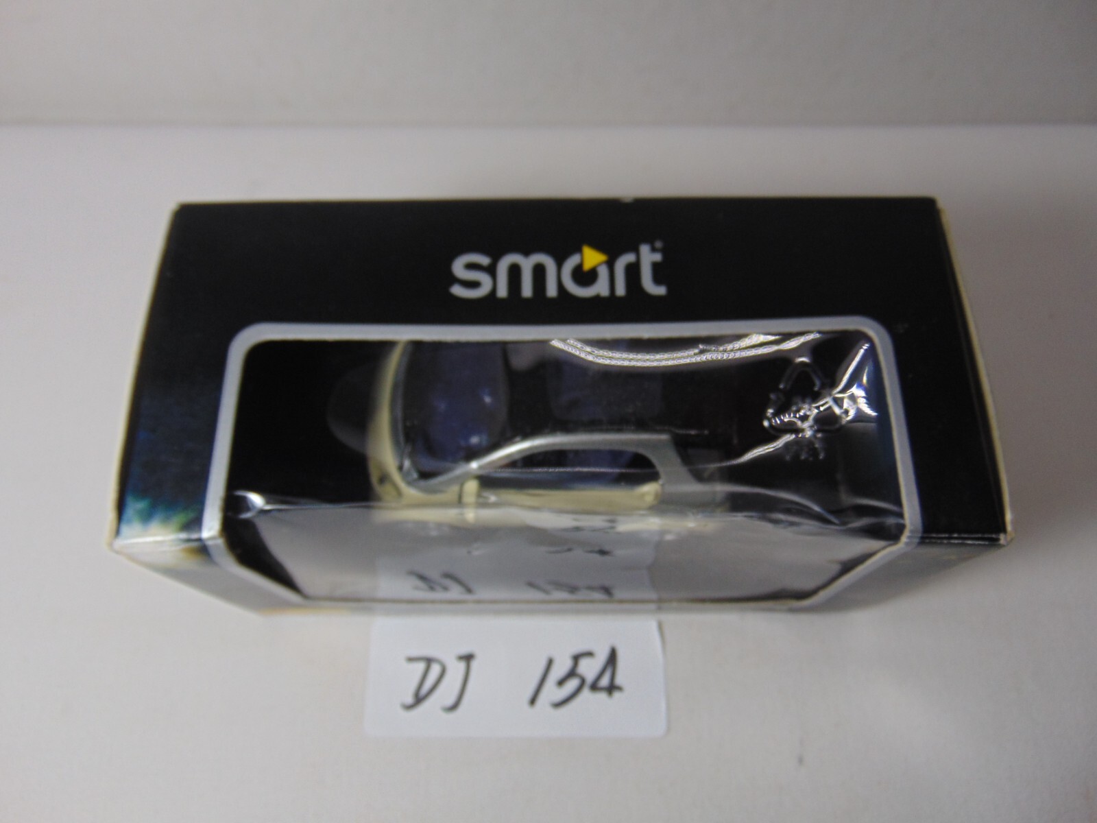 Maisto Smart Car Motorized 1:33 scale die cast model Off White & Gray With Box