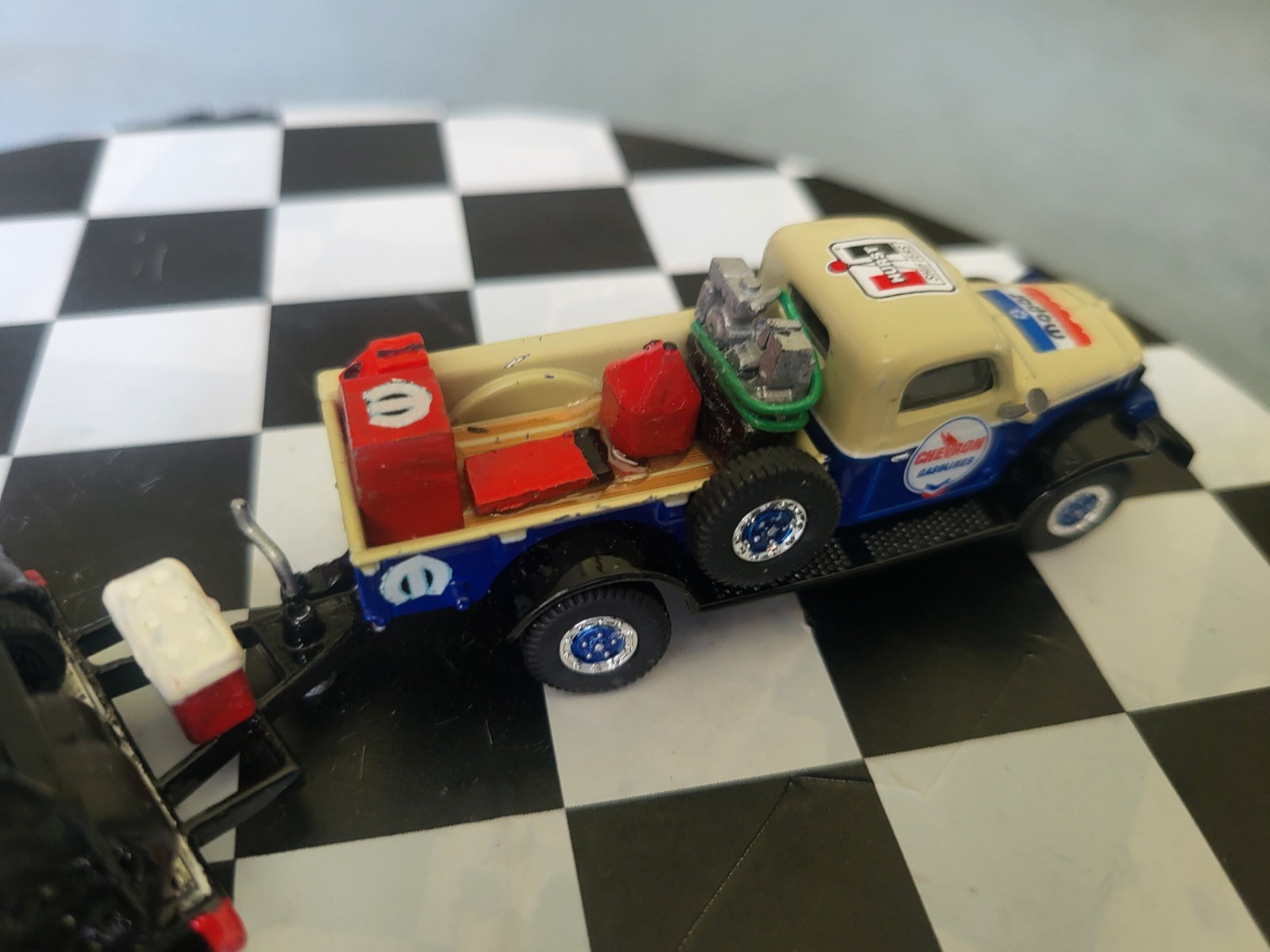 1948 DODGE POWER WAGON WRECKER”CHEVRON” & 69Plym RoadRunner 1/64 Scale Set