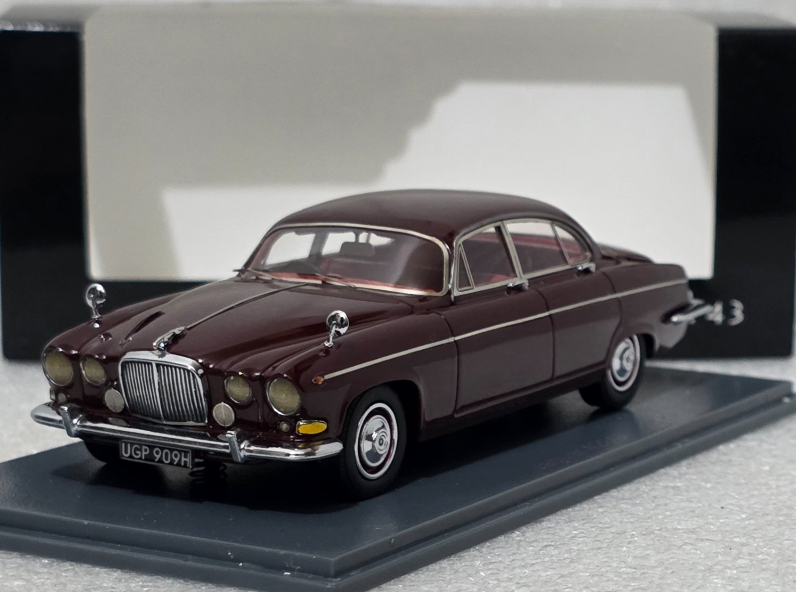 Jaguar 420G RHD 1967 Red 1/43 Neo NEO43908 Resin Model OVP