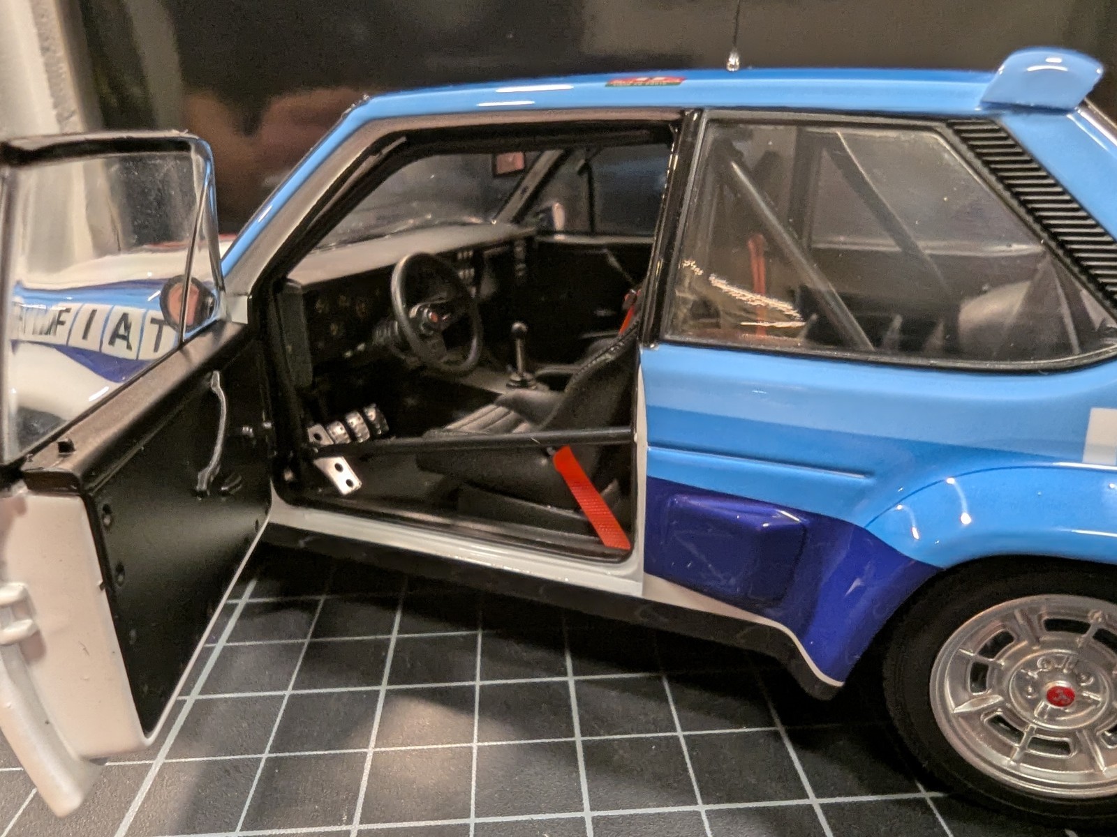 Kyosho 1/18 Scale Model Car 08376A – Fiat 131 Abarth 1980 Portugal Rally #5 MIB