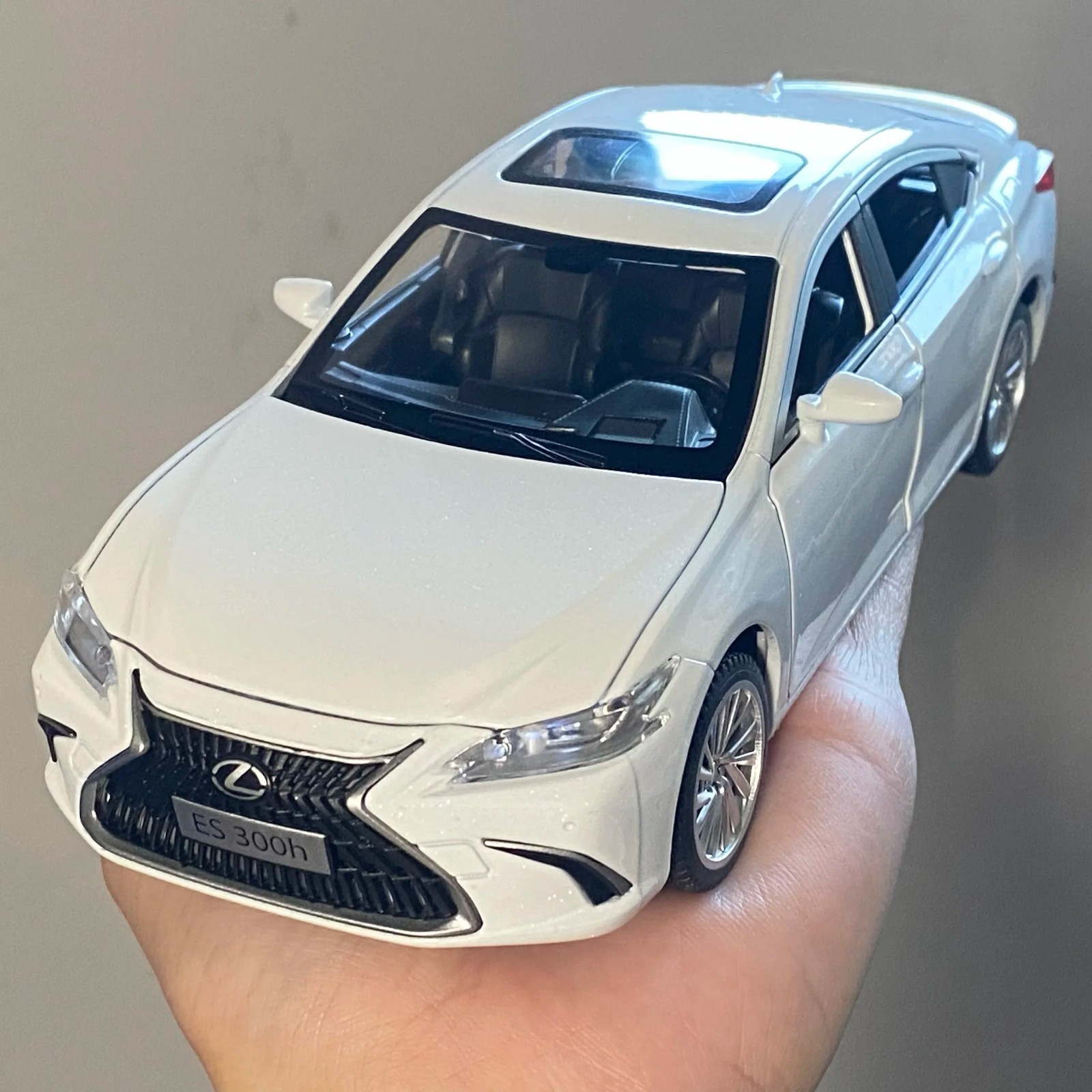 1:24 Lexus ES300 ES300h Alloy Diecast Car Model Sound Light Kid’s Collectibles