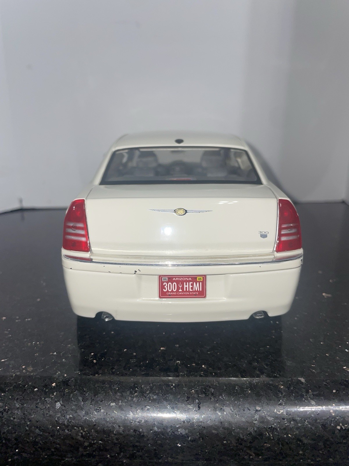 Maisto 1:18 Chrysler 300C Hemi White Pearl