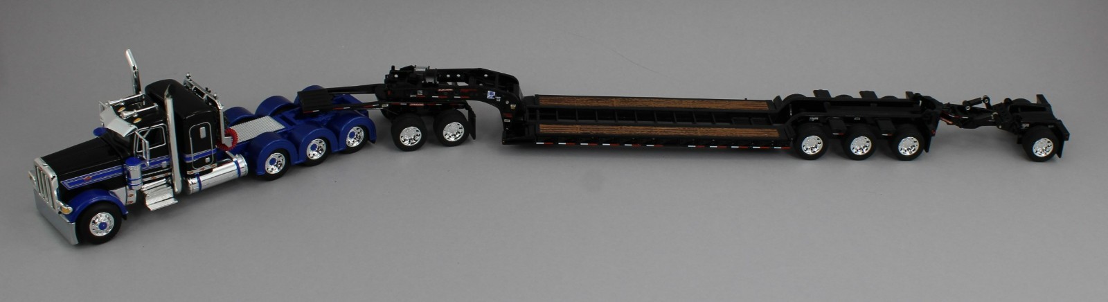 DCP 1:64 *BLACK & BLUE* Peterbilt 389 36″ Flattop HEAVY HAUL Lowboy Jeep Stinger