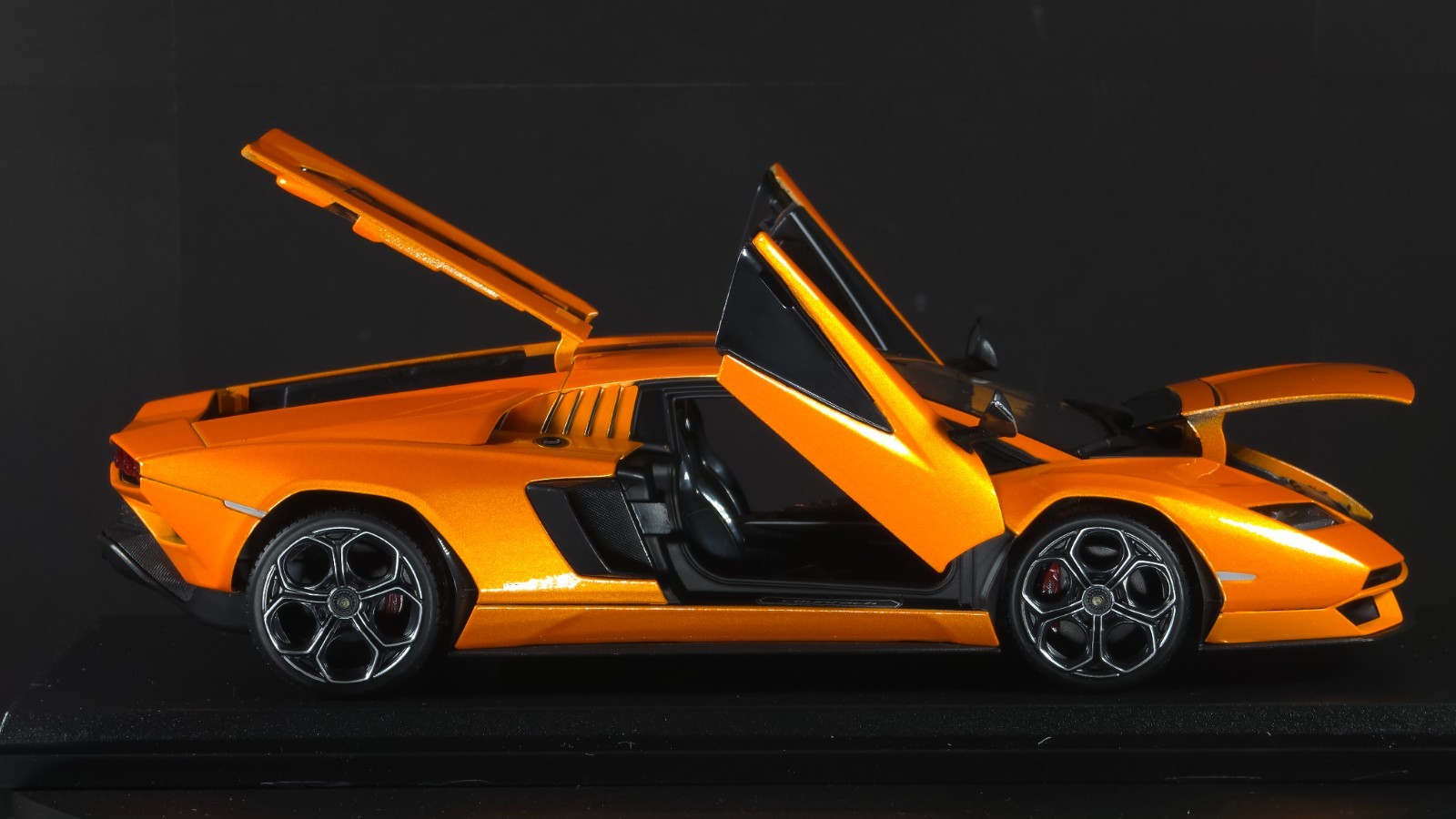 Lamborghini Countach LPI 800-4 1:18 Maisto Exclusive Style Special Edition