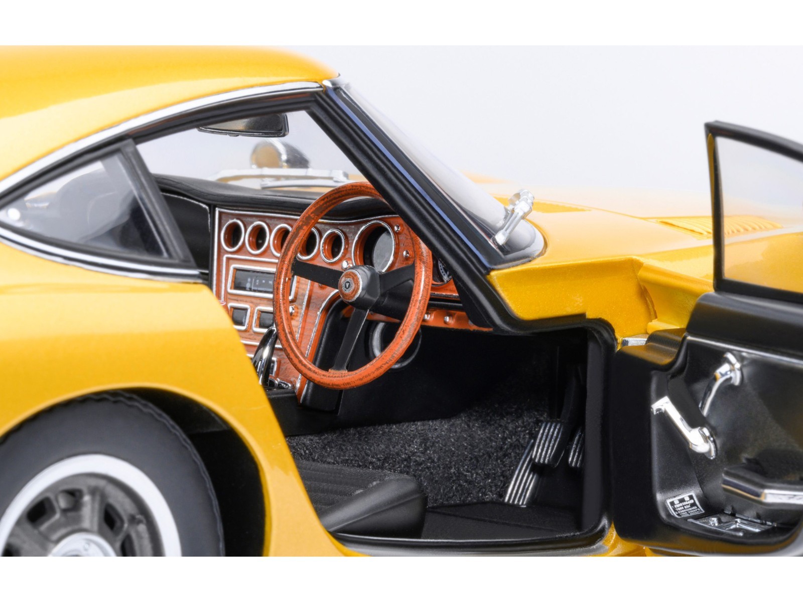 1967 TOYOTA 2000GT RHD GOLD 1/18 MODEL CAR BY AUTOART 79549