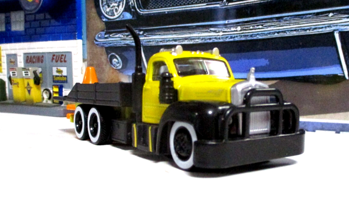 Maisto 1953 Mack B 61 Flatbed Transport New/Loose Metal/Plastic Rubber Tires!