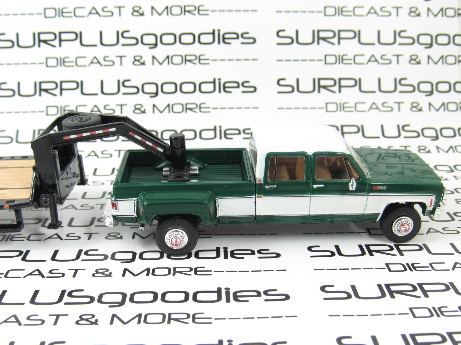 IXO 1:64 Green 1973 GMC SIERRA GRANDE 3500 Crew Cab Dually w/Gooseneck Trailer