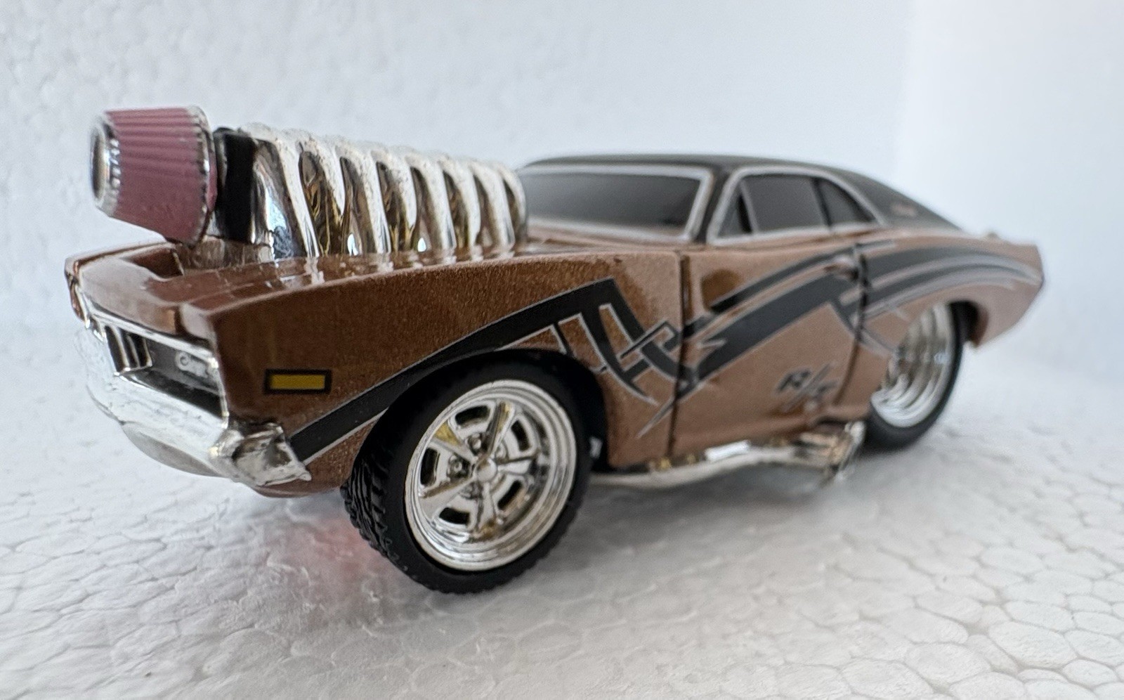 Muscle Machines Dodge Challenger R/T Bronze Chrome Blower Pink Intake 1/64