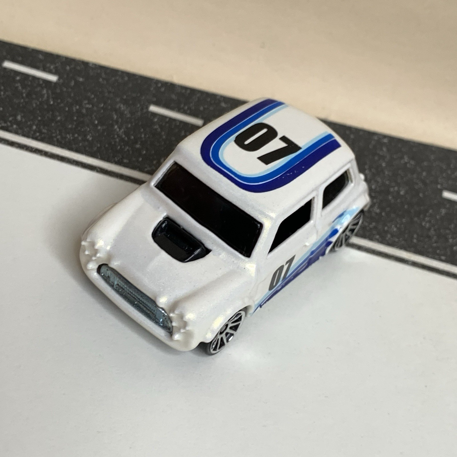 2007 Hot Wheels Pop Offs Series #1/4 #37 Morris Mini White w/Chrome 10 Sp Wheels