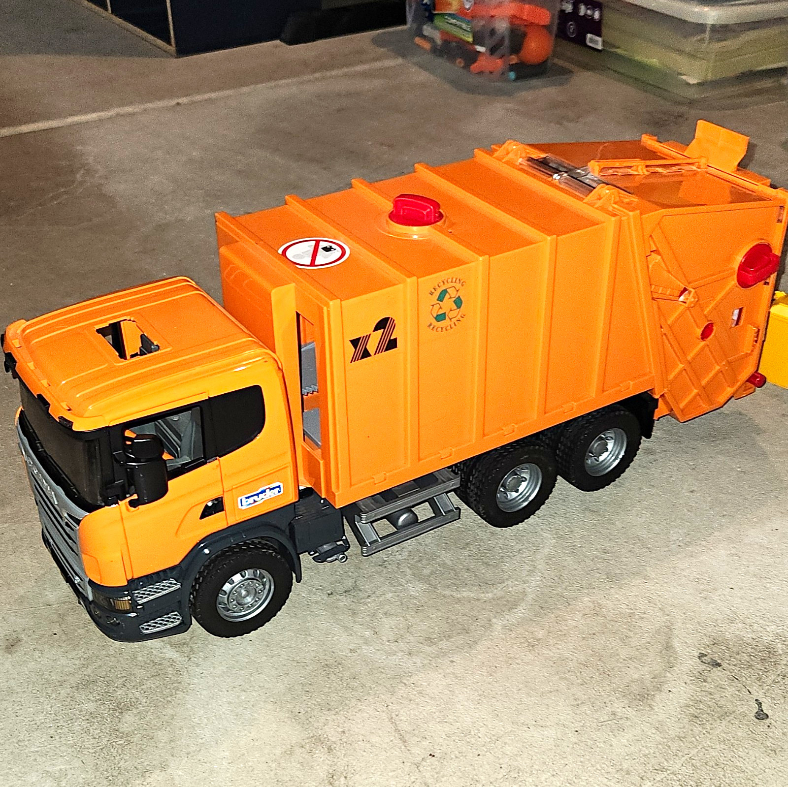Bruder 1:16 Scania R-Series Garbage Truck Orange/Gray Plastic Opening Doors