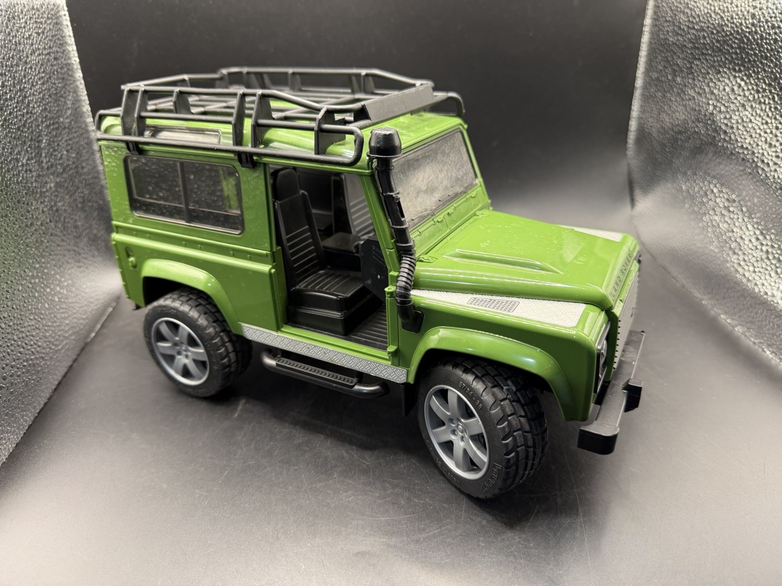 Bruder Defender Station Wagon 1:16 Scale Green Land Rover Germany 2010