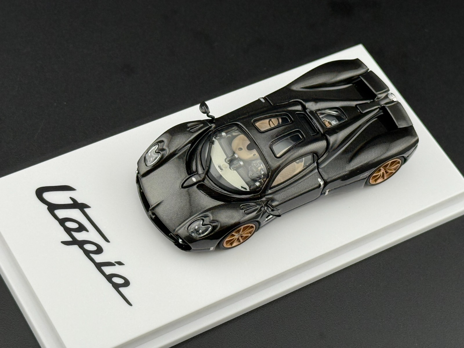 CM Model Pagani Utopia Full Carbon 1/64