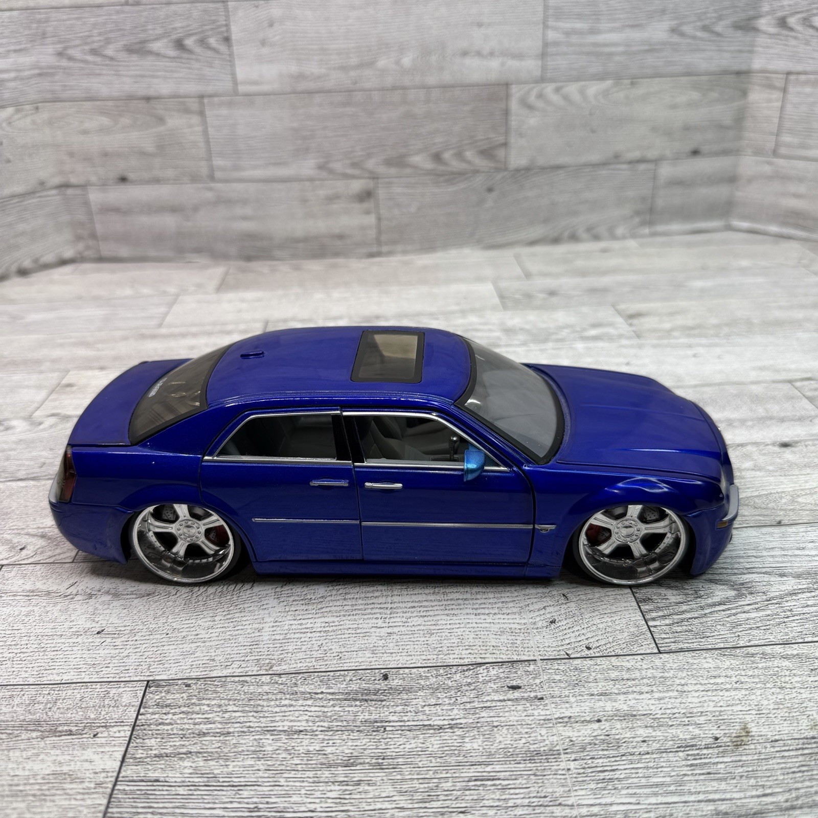 Jada Dub City 2005 Chrysler 300C HEMI 1/24 Scale Candy Blue Diecast