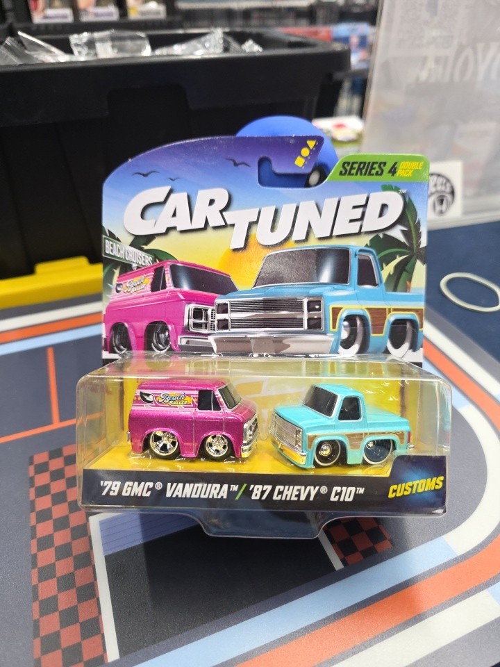 MGA Entertainment CarTuned Series 4 ’79 Vandura & ’87 C10 Diecast Pink Blue